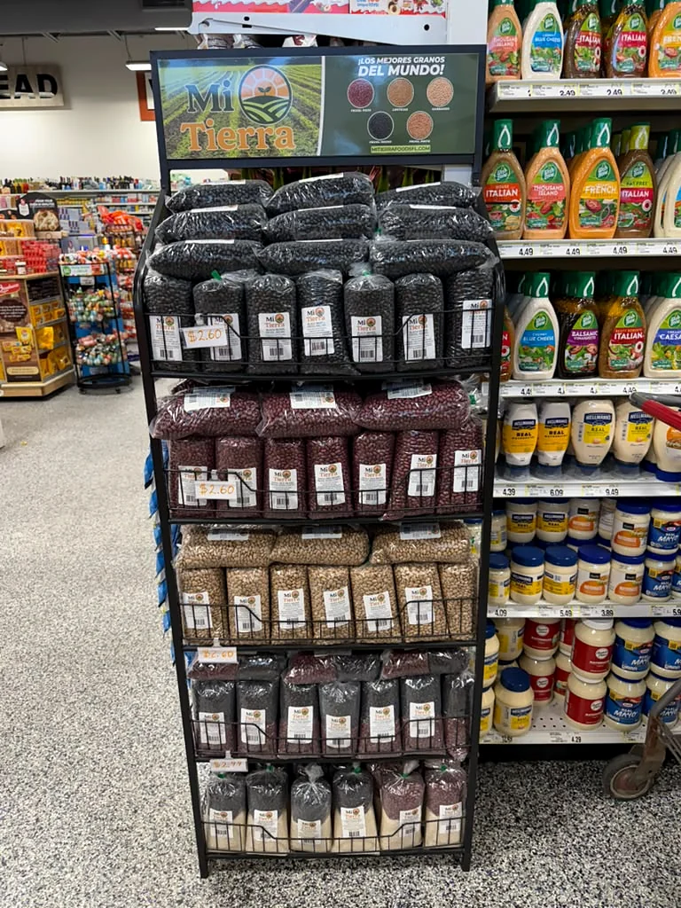 Exhibidor de Mi Tierra Foods con bolsas de frijol y garbanzo en una tienda