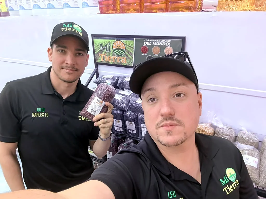 Equipo de Mi Tierra Foods en una tienda junto a su exhibidor de granos
