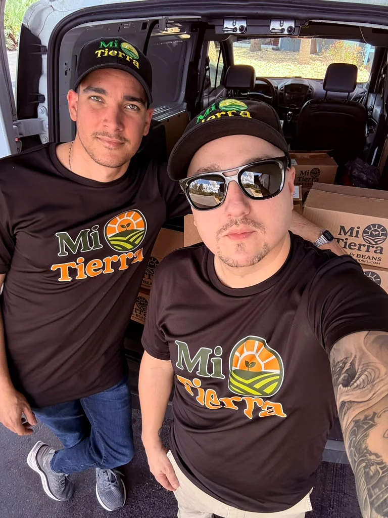 Equipo de Mi Tierra Foods junto a la camioneta de reparto con cajas de producto