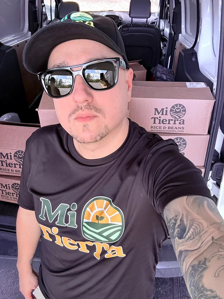 Camioneta de reparto cargada con cajas de Mi Tierra Foods